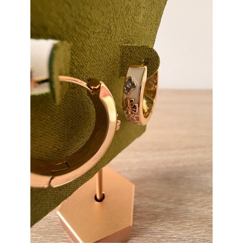 New Tory Burch Floral Enamel Logo Hoop Earrings Gold White Pink Blue - Picture 9 of 9